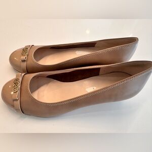 NEVER WORN NWT Cole Han Elsie Logo Wedge in Patent Maple Sugar